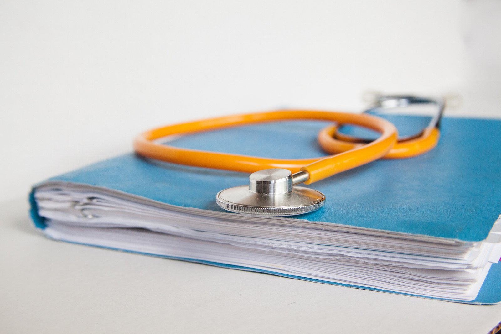 طب کار, طب کار و الزام به تشکیل پرونده پزشکی افراد شاغل